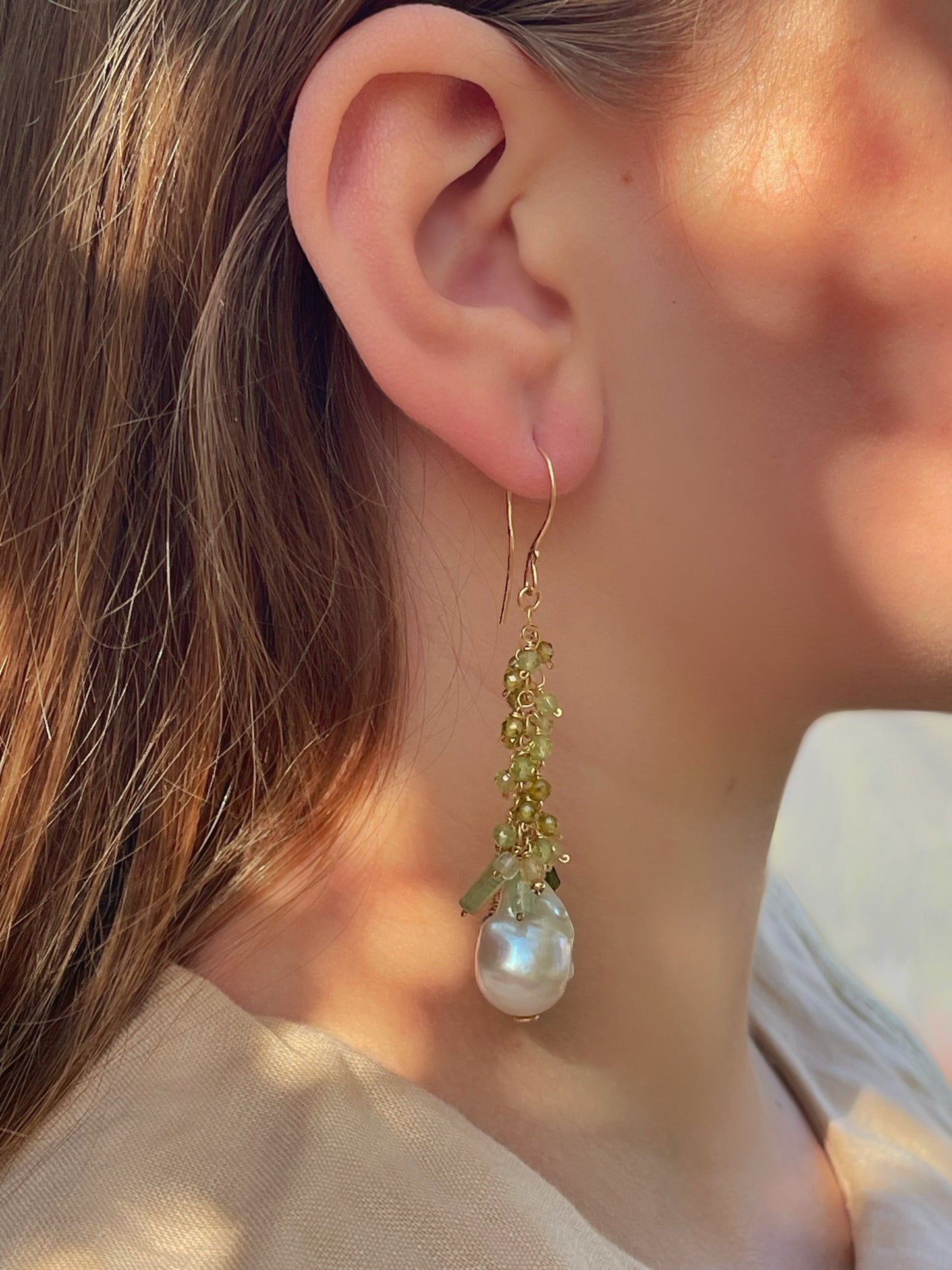 עגילים ארוכים עם פנינים בארוקיות