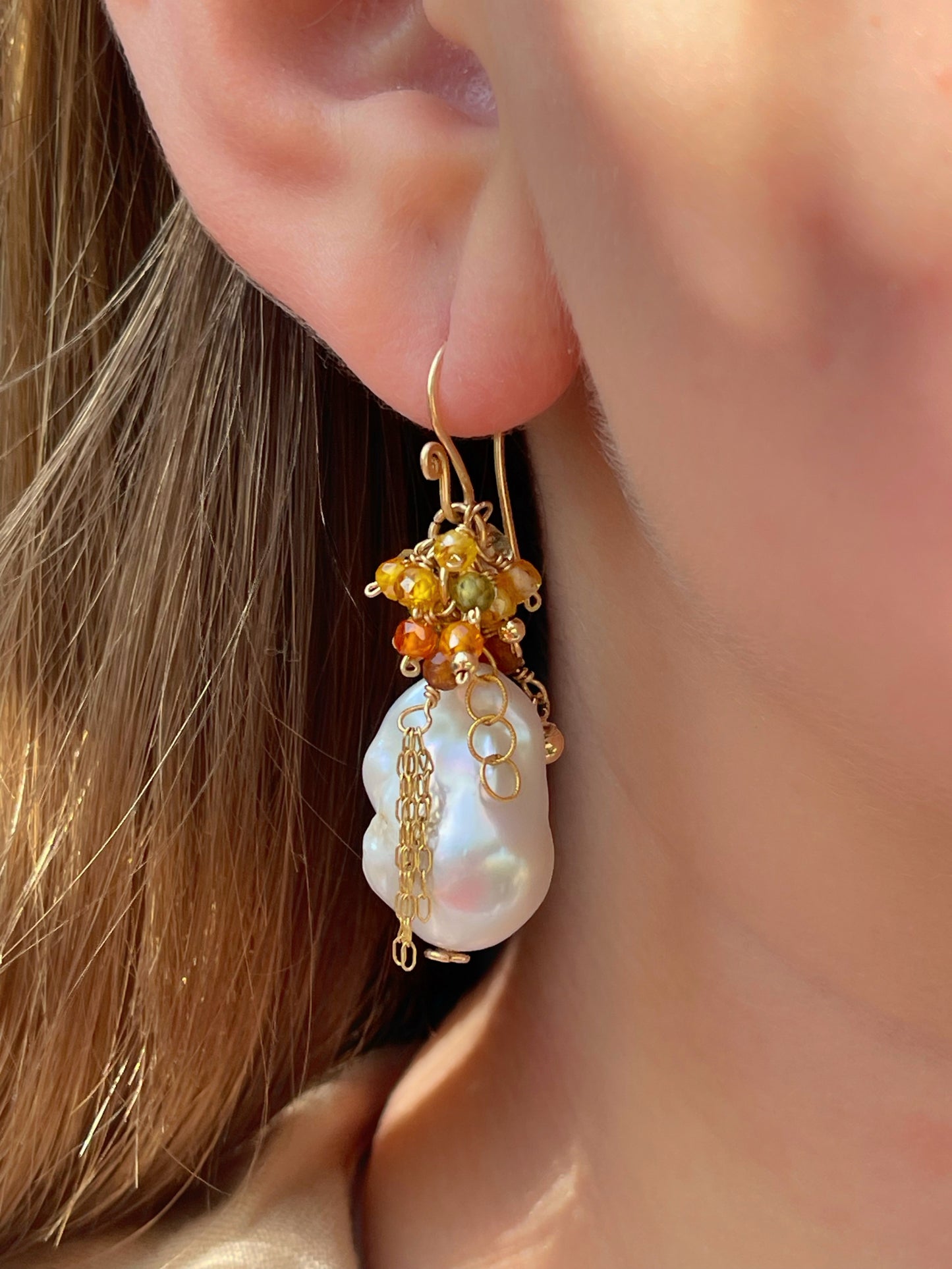 עגילים עם פנינים בארוקיות ואבנים בגווני שמש