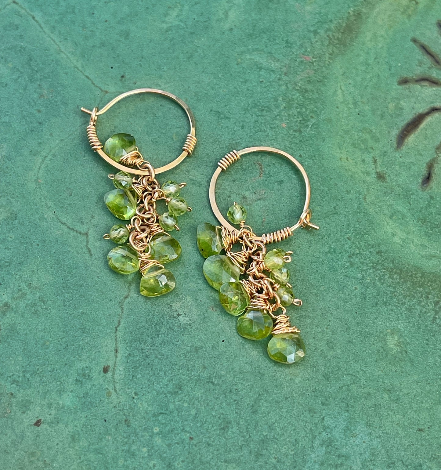 עגילי חישוק עם פרידוט