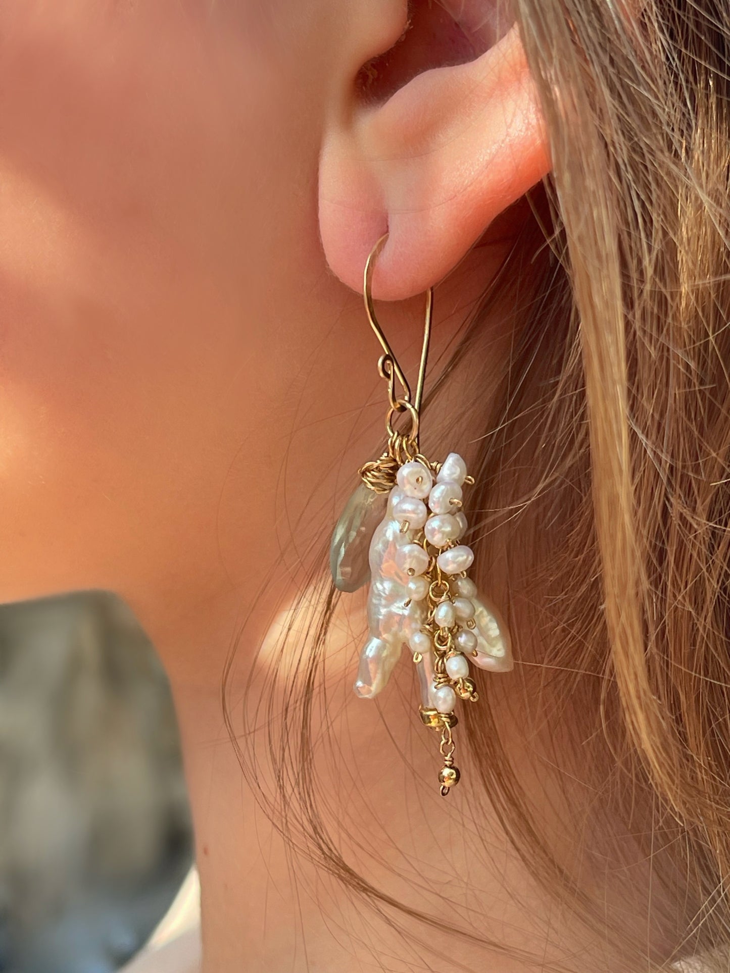 עגילים עם פנינים בארוקיות