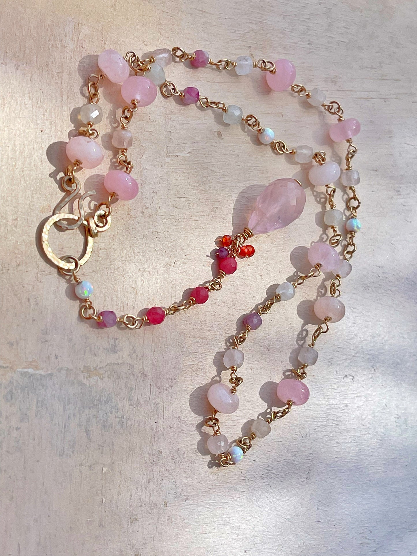 Gold-filled collier with gemstones