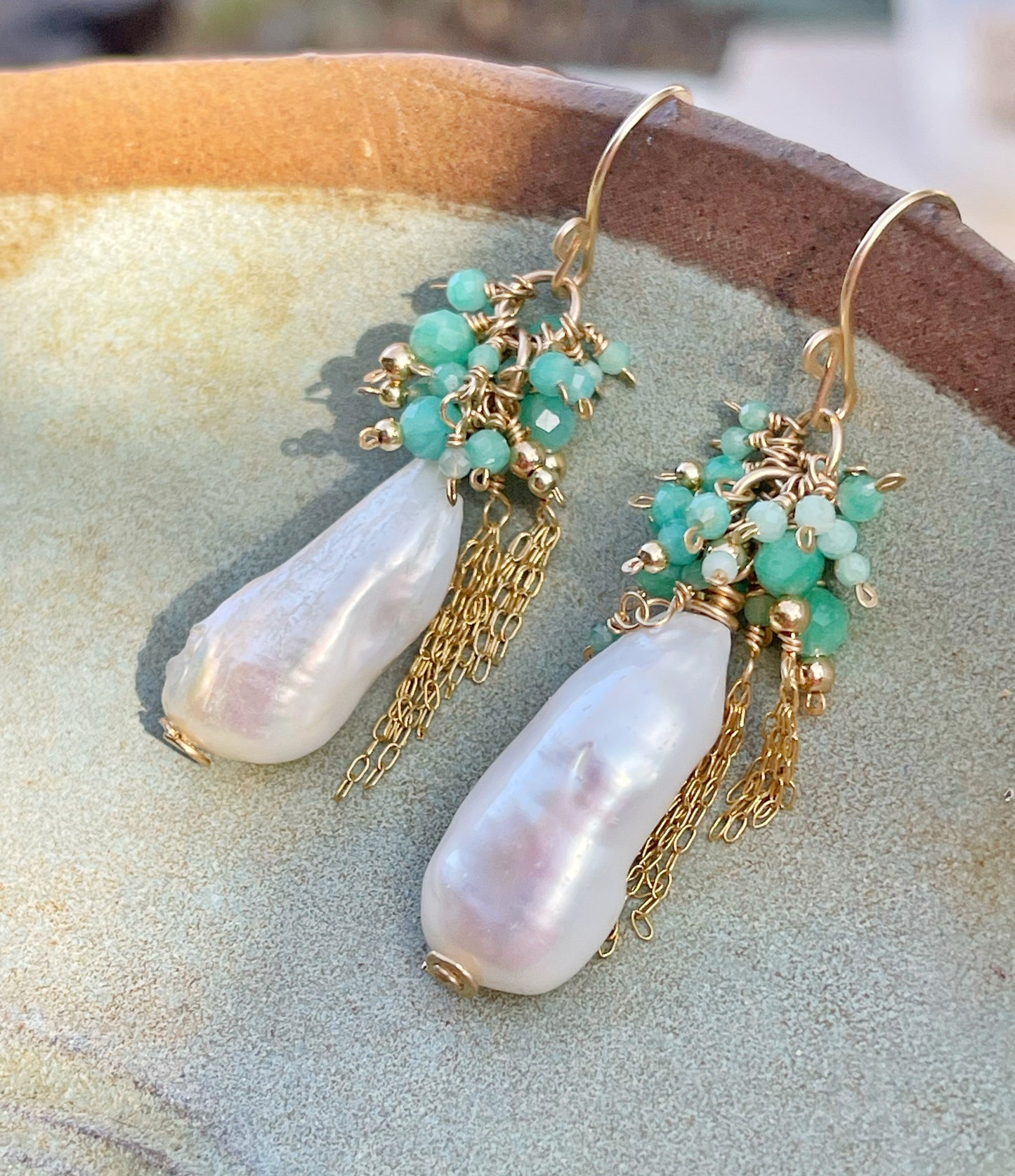 עגילים עם פנינים בארוקיות