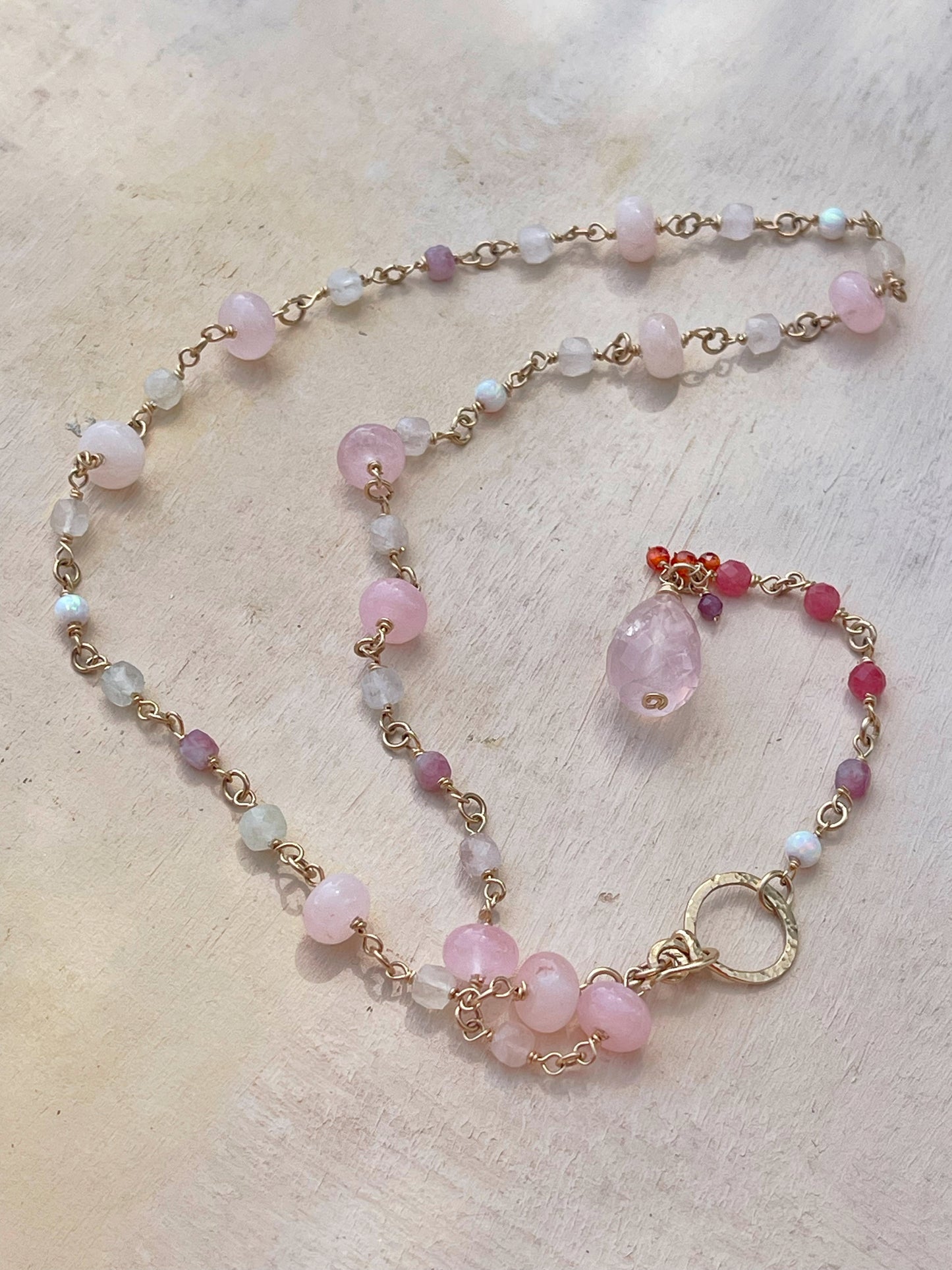 Gold-filled collier with gemstones