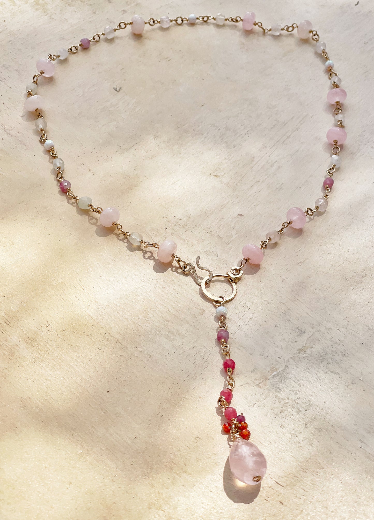 Gold-filled collier with gemstones