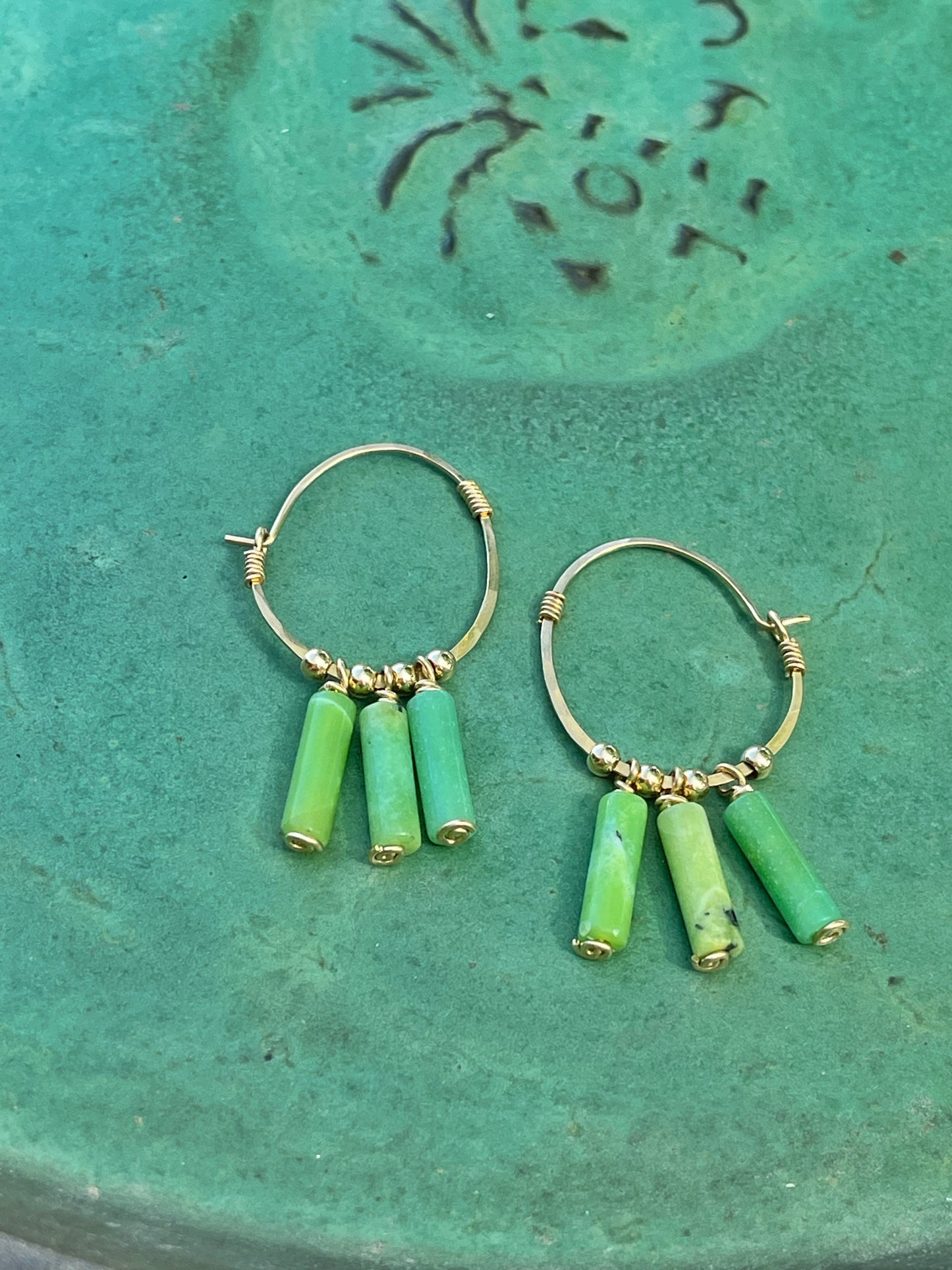 עגילי חישוק עם כריסופראז