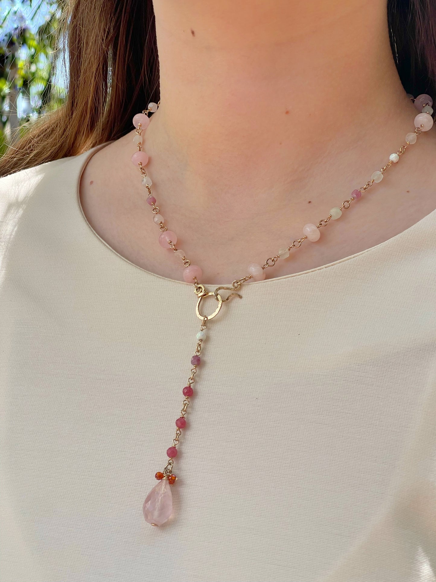 Gold-filled collier with gemstones
