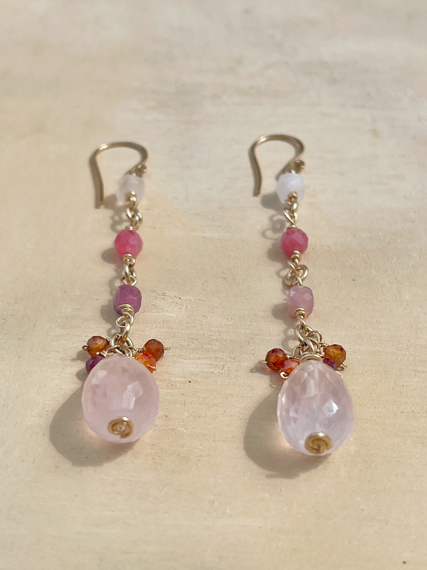 עגילים ארוכים עם קוורץ ורוד