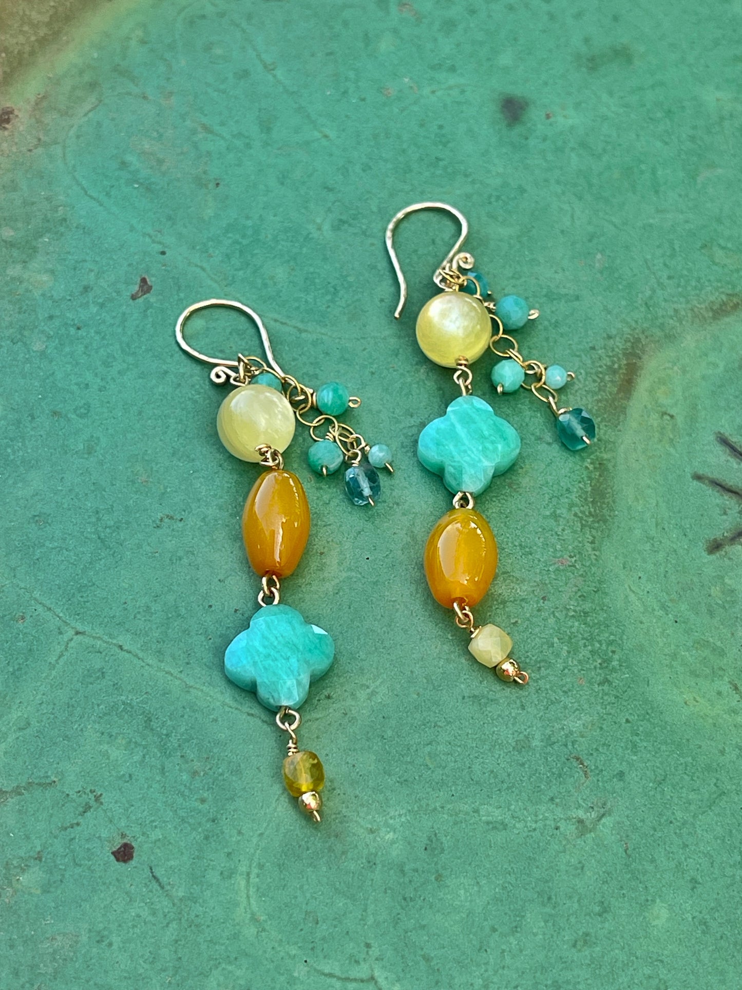 עגילים אסימטריים בגווני צהוב־טורקיז