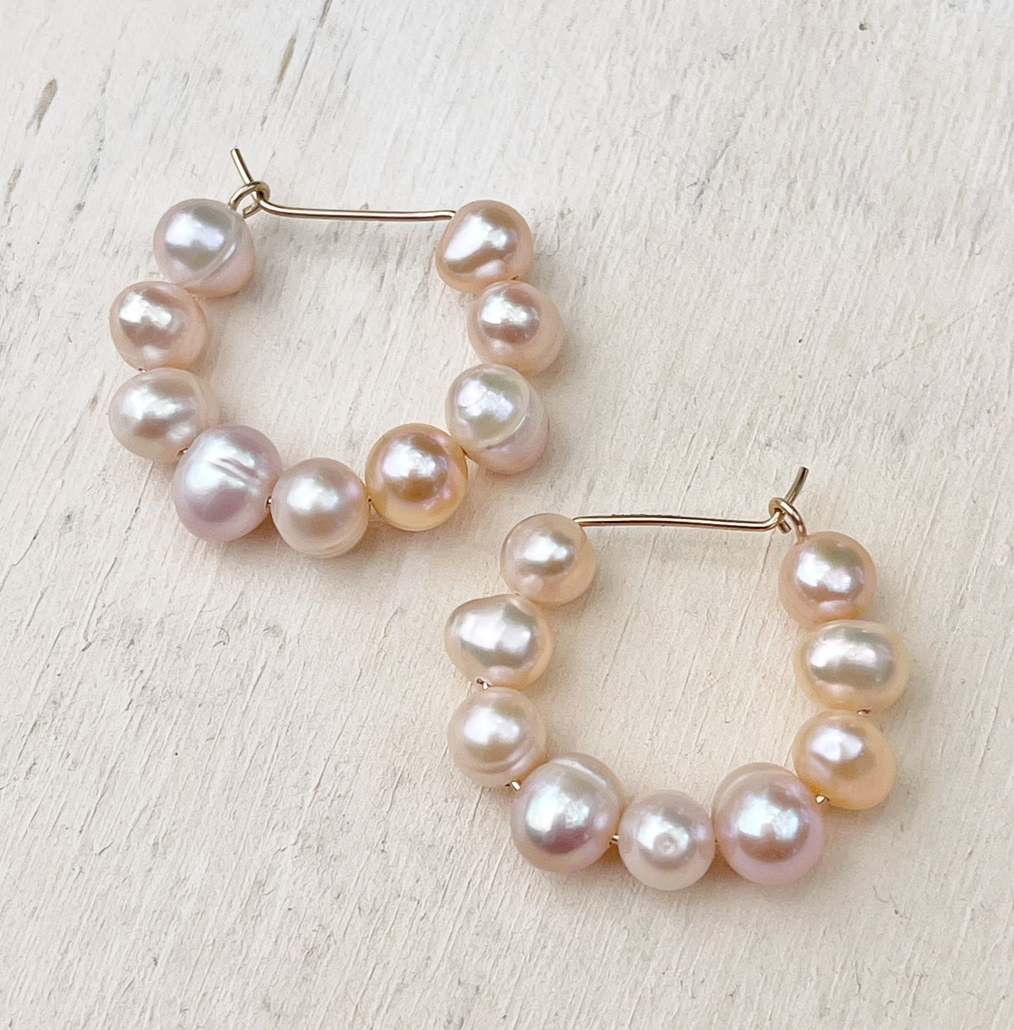 עגילי חישוק עם פנינים בגוון אפרסק