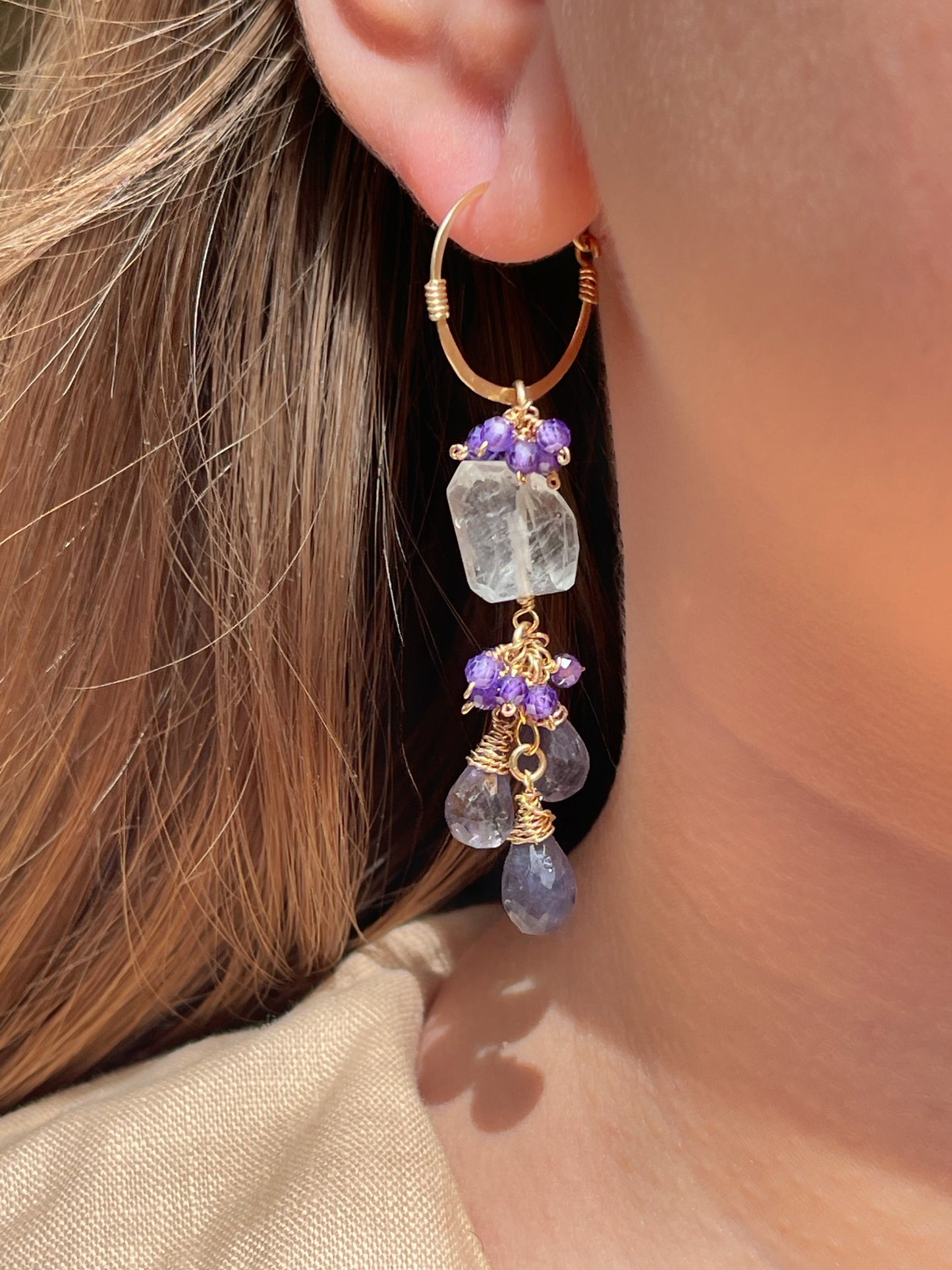 עגילי חישוק עם תליות של אקוואמרין, איולייט וזרקון