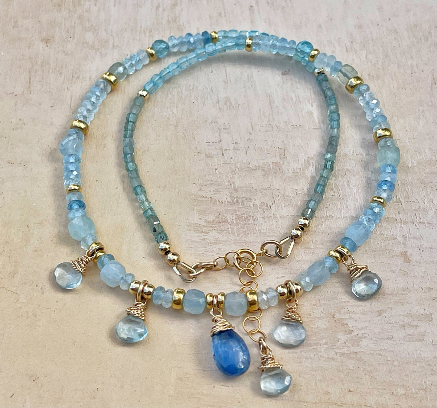 קולר עדין בגווני תכלת