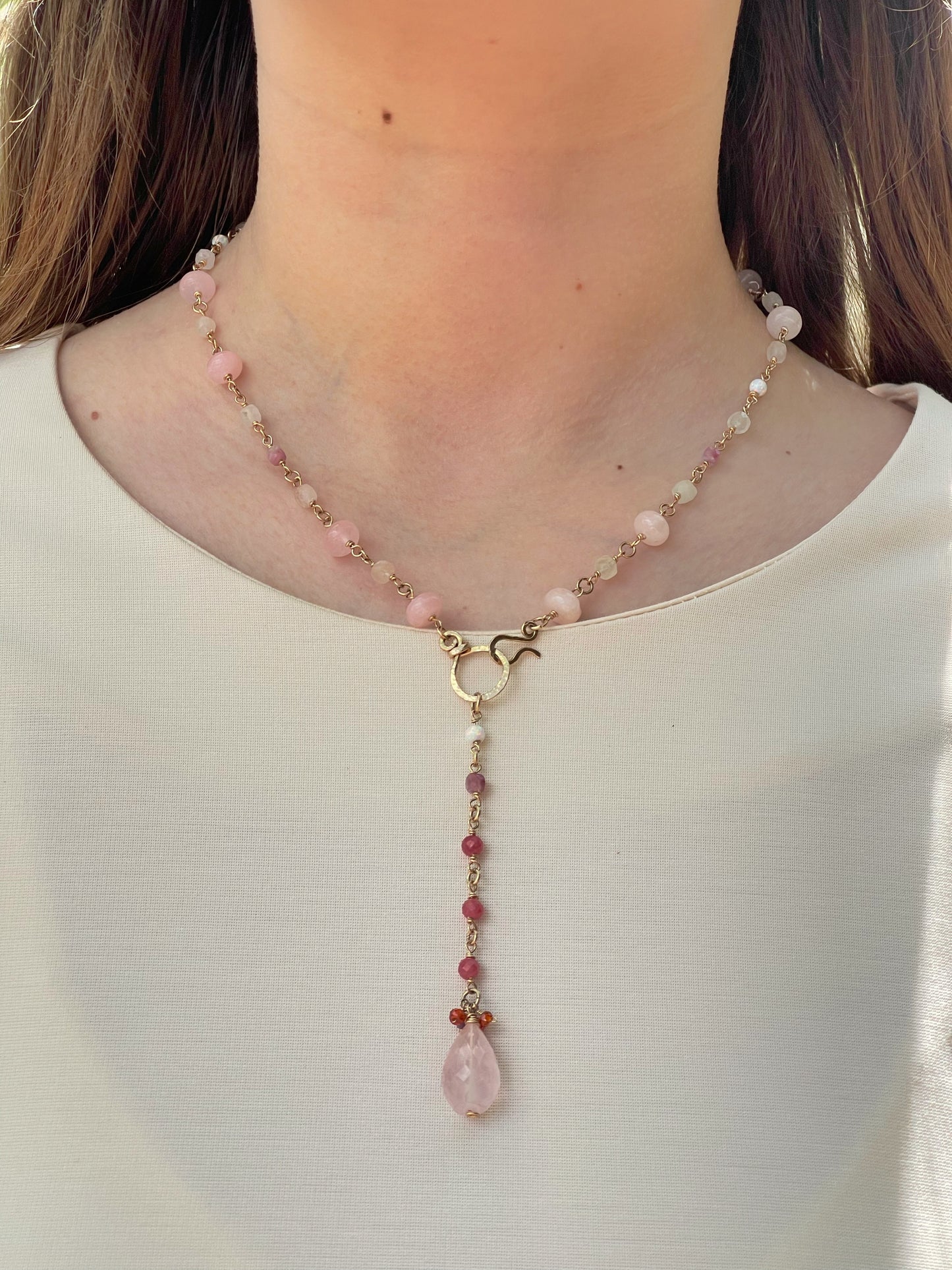 Gold-filled collier with gemstones