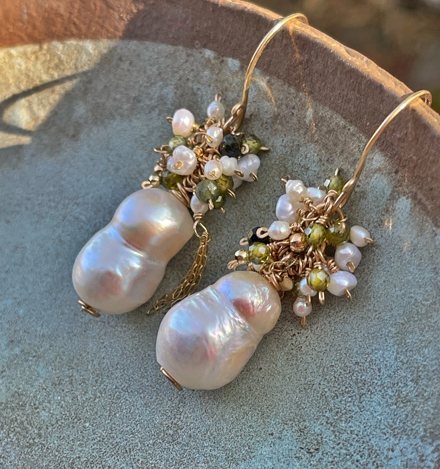 עגילים עם פנינים בארוקיות