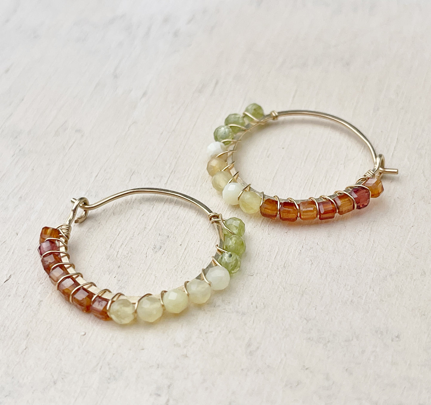 עגילי חישוק עם פרידוט, אופל צהוב וספסרטין