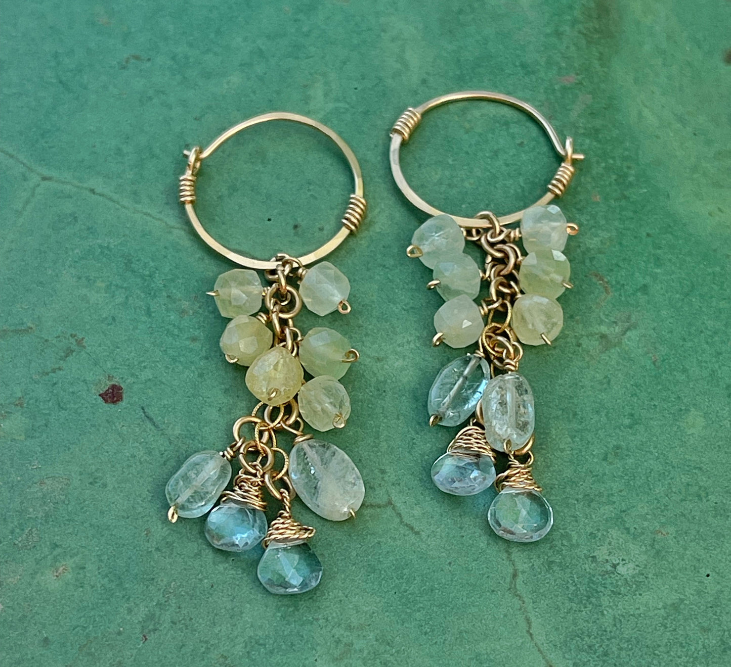 עגילי חישוק עם אקוומרין וטופז