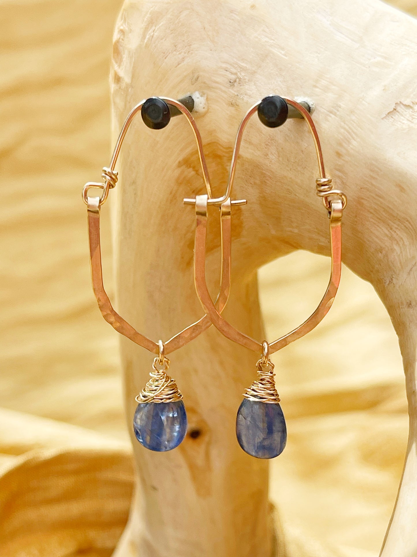 עגילים עם תליון קיאניט כחול