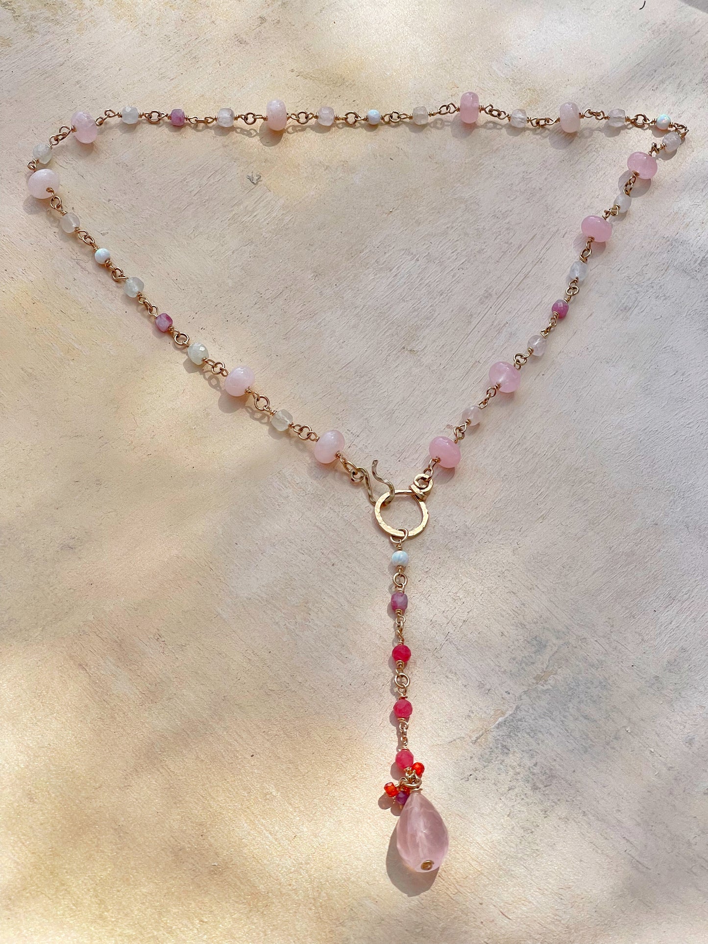 Gold-filled collier with gemstones