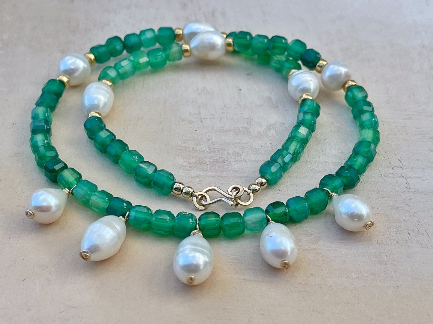 קולייה עם אגט בגוון אזמרגד ופנינים בַּרוֹקיות