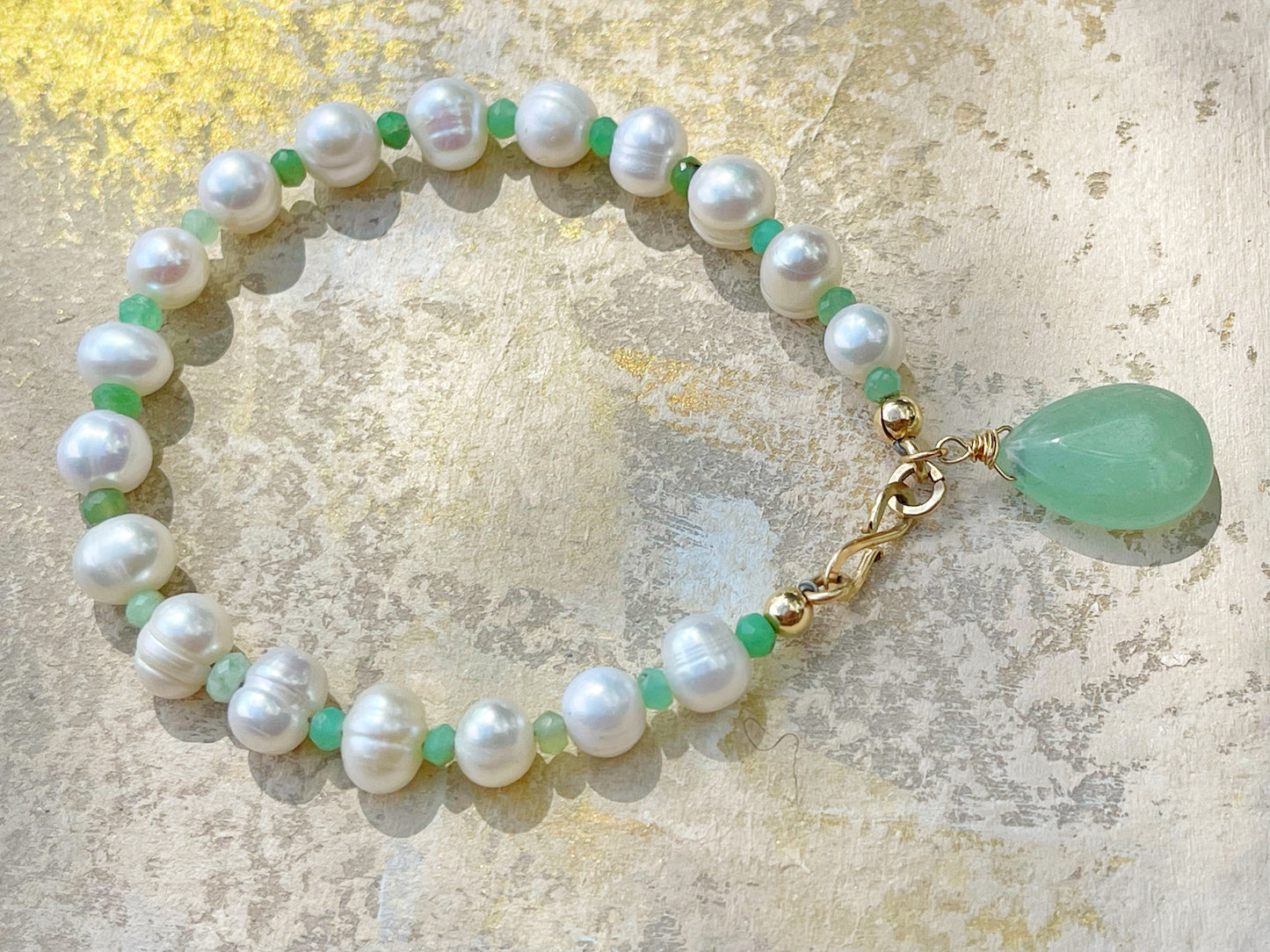 מיד פנינים עם חרוזי כריזופראז