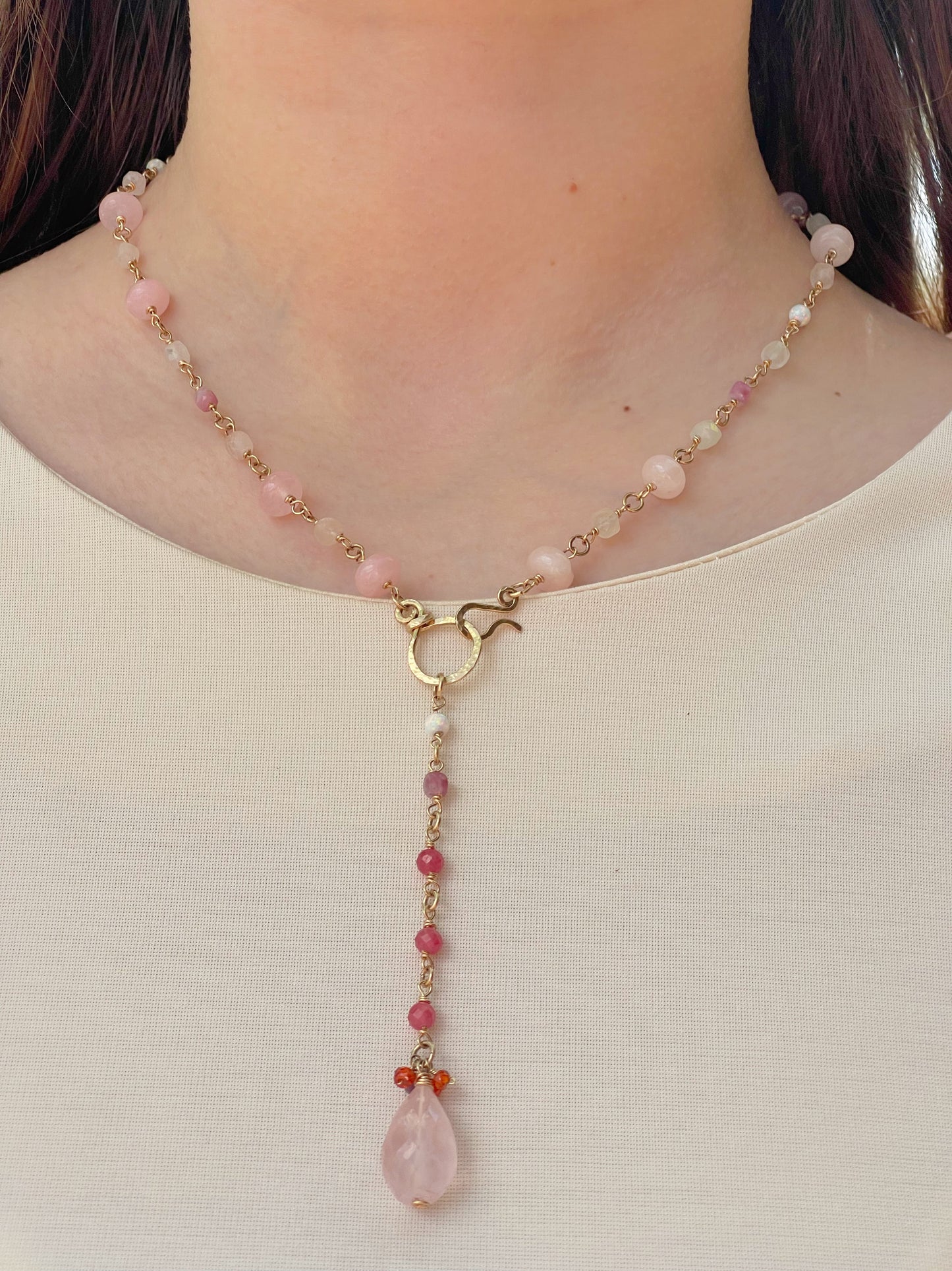 Gold-filled collier with gemstones