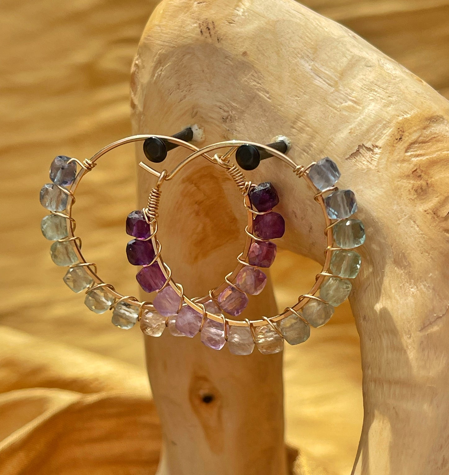 עגילי חישוק עם פלואוריט