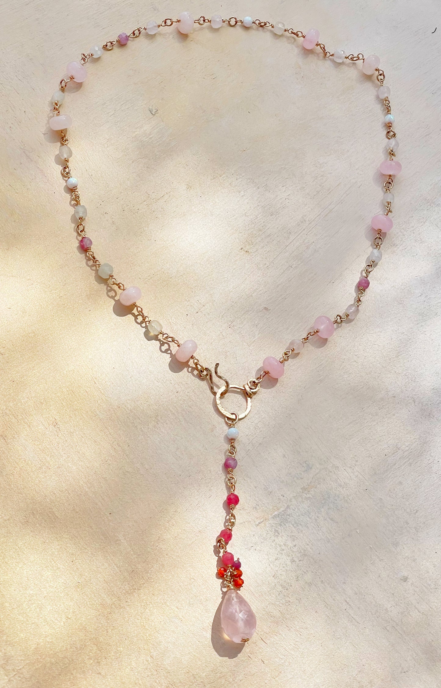 Gold-filled collier with gemstones