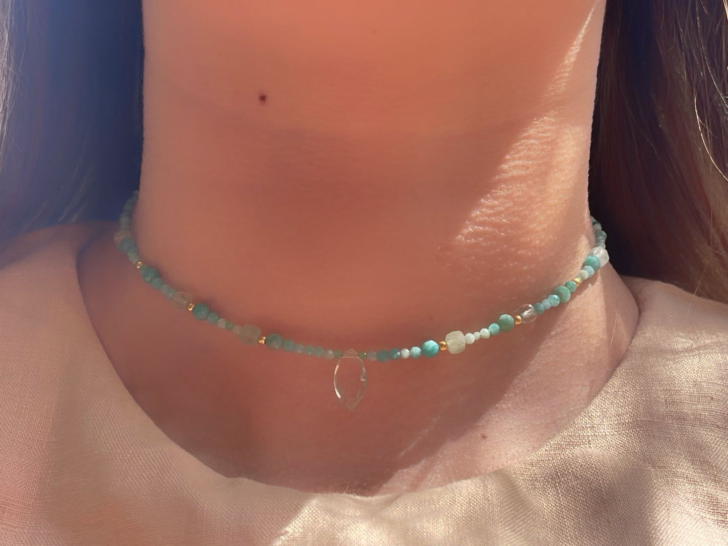 קולר עדין בעבודת יד עם אמזונייט