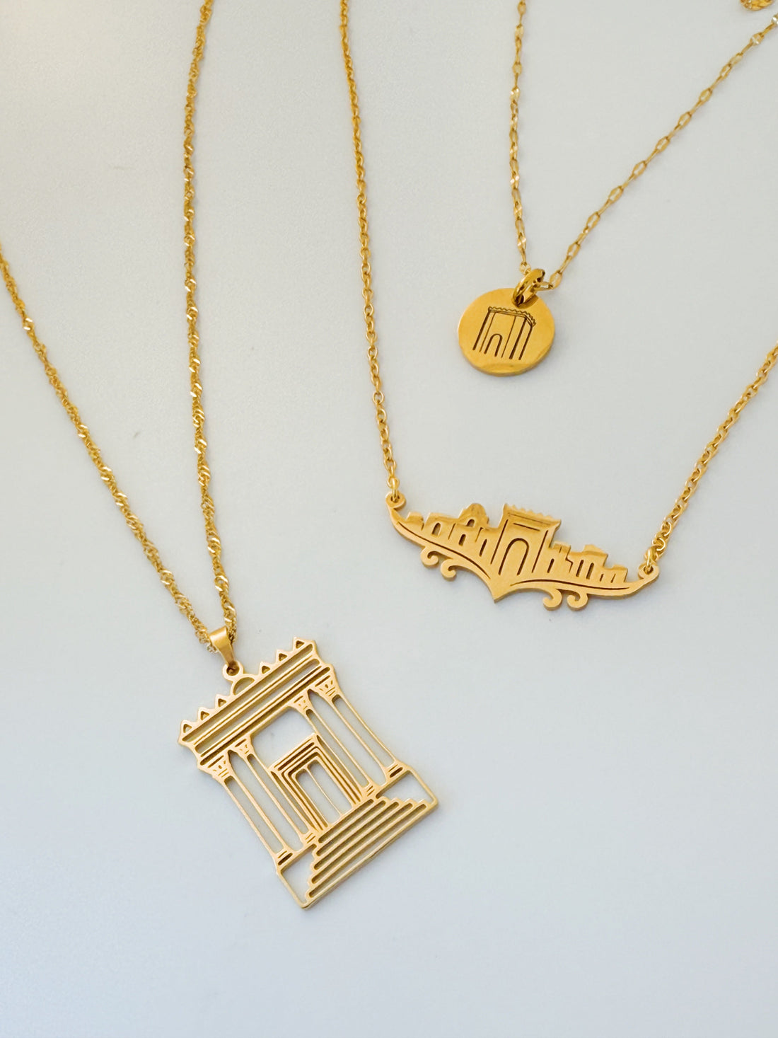 הדר המדבר: תכשיטים בצבעי זהב וחול