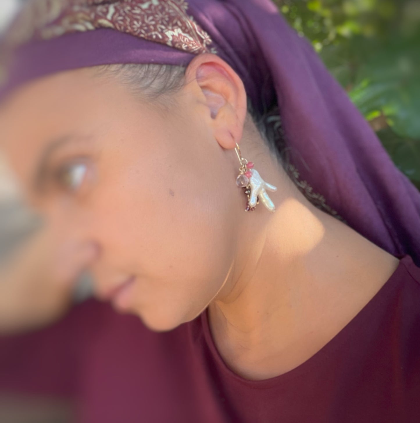 עגילי פנינה וגרנט