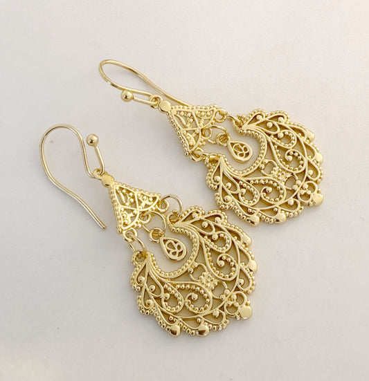 עגילי זוטה לבנה