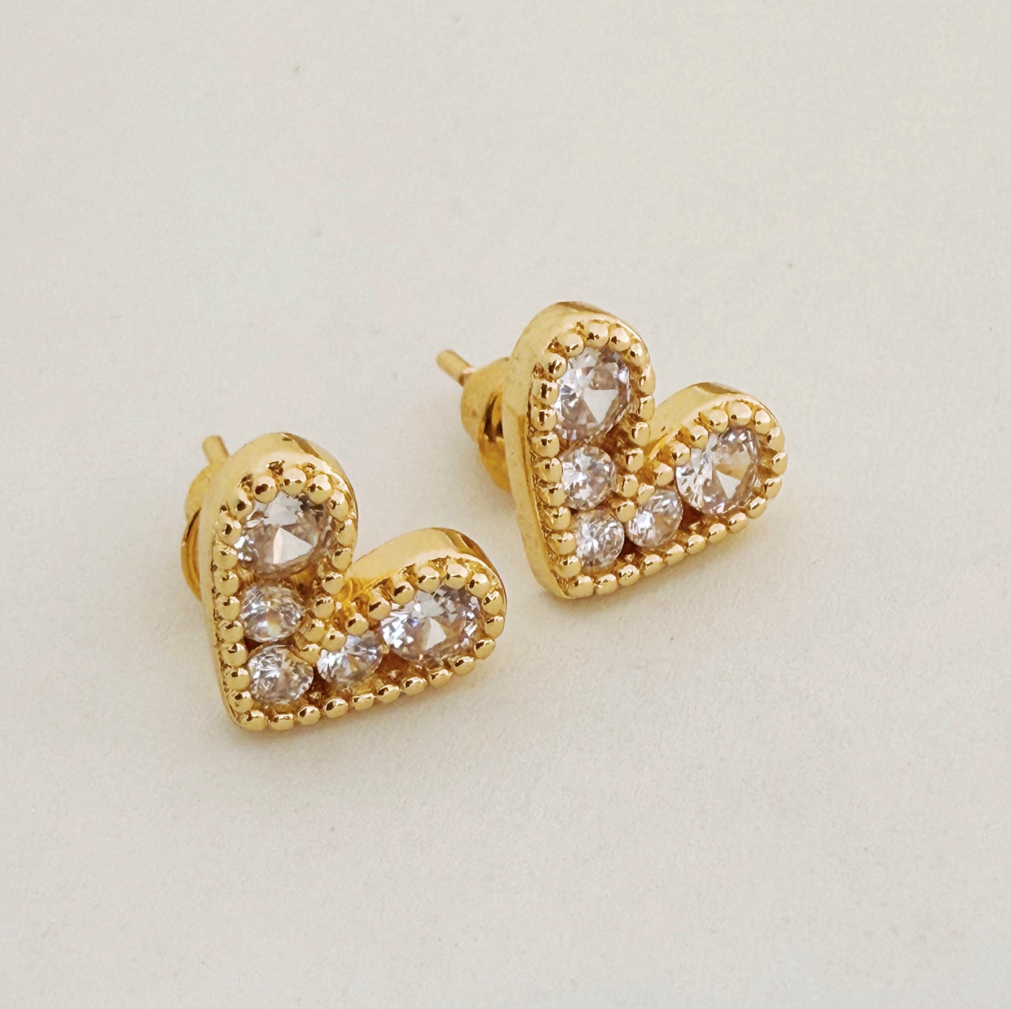 עגילים צמודים לב