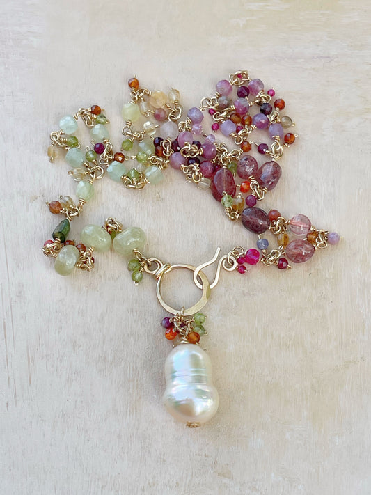 Necklace with a baroque pearl 