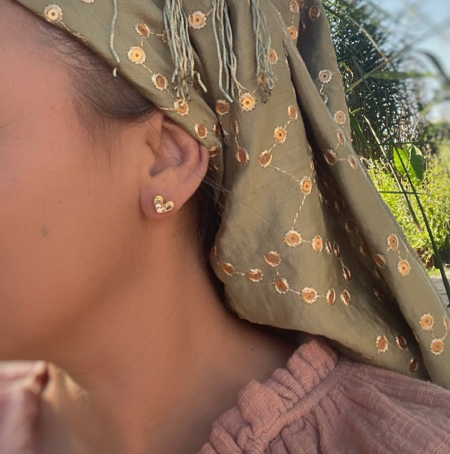 עגילים צמודים לב