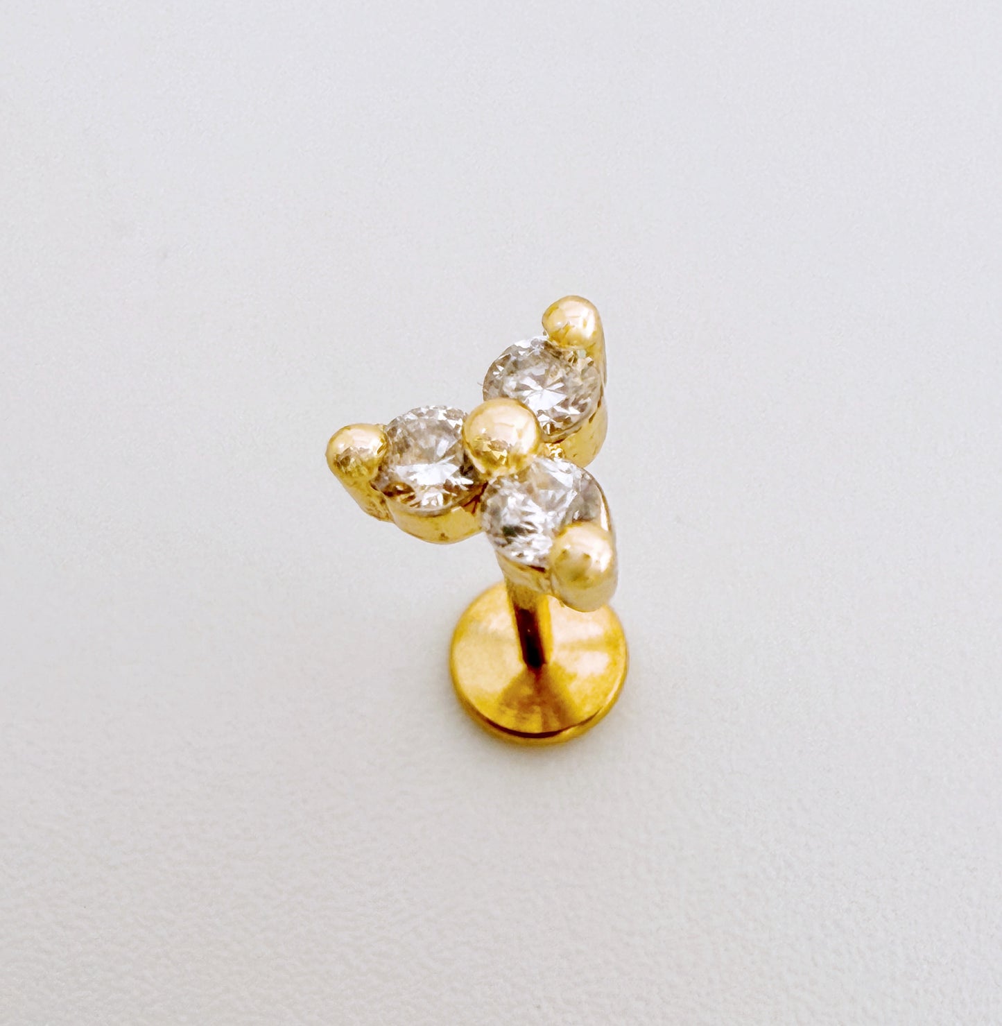 עגיל לפירסינג עדשת