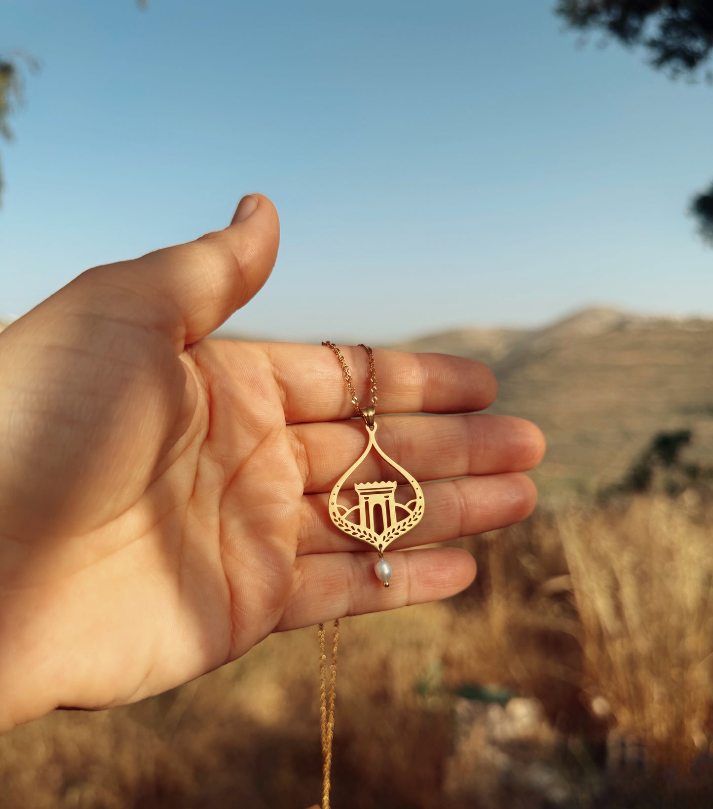 שרשרת הרים סביב עם פנינה