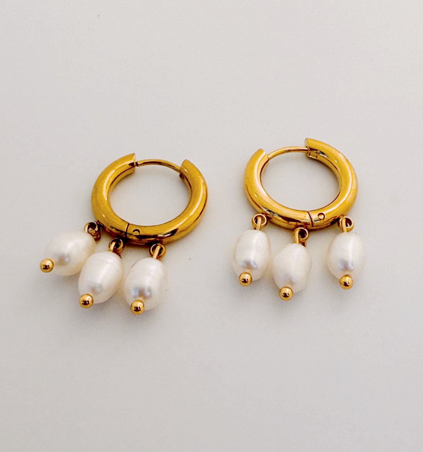 עגילי חישוק גלי פנינה