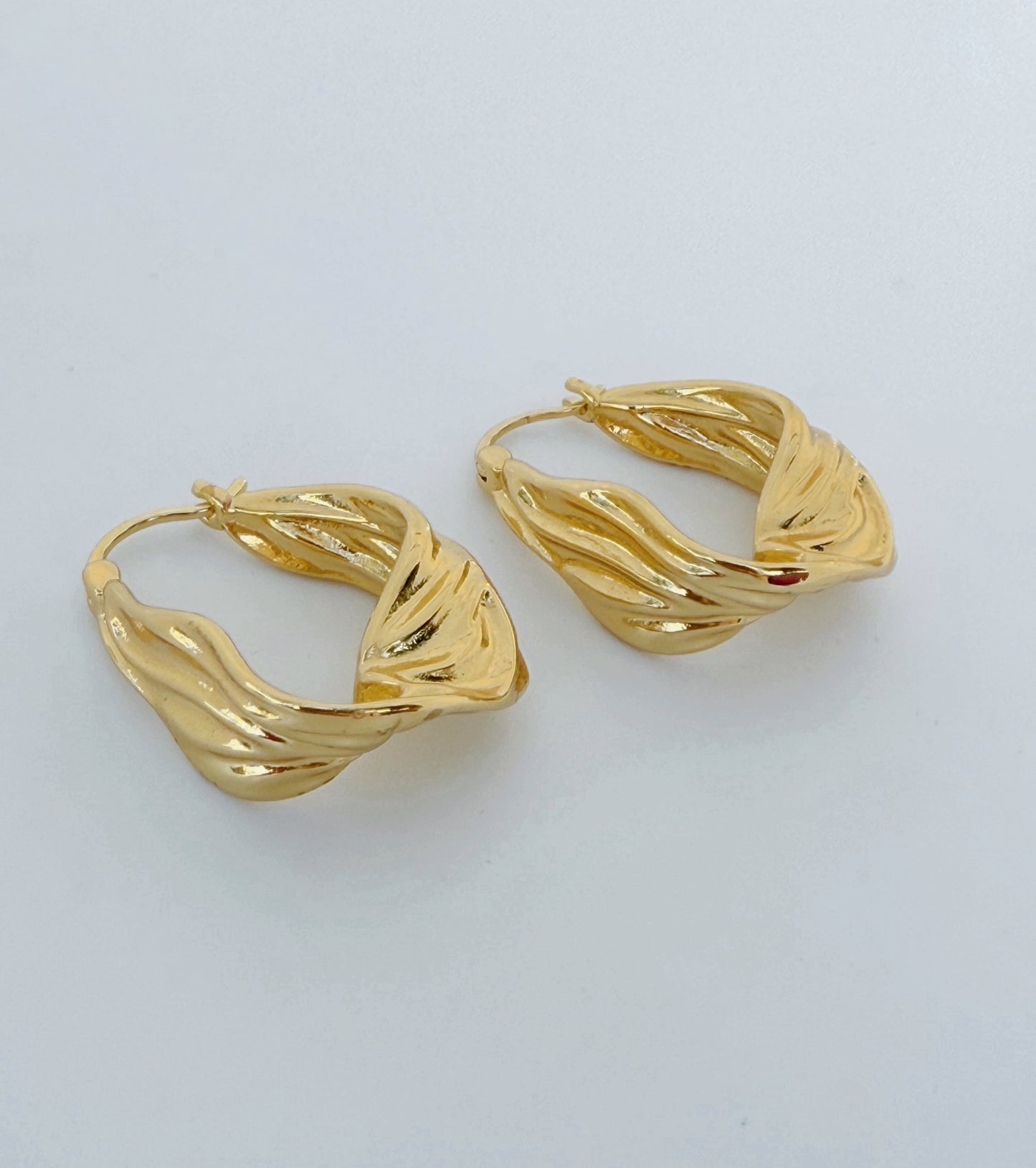 עגילי נעות זהב