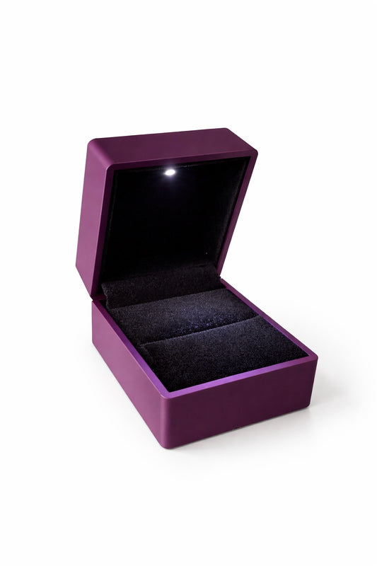 קופסת תכשיטים לטבעת עם תאורה פנימית סגול עמוק